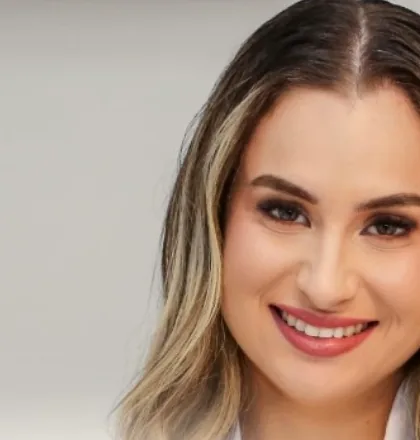 Dra. Jamile Varnier sorrindo, de jaleco branco