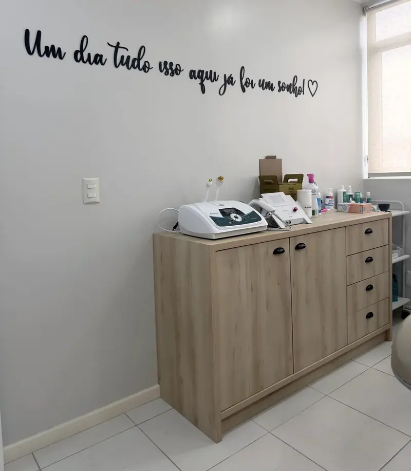 Sala com equipamentos e frase escrita na parede